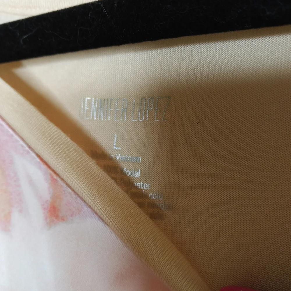NEW Jennifer Lopez Light Weight Sweater Floral Design Peach Cream White … - Picture 3 of 5